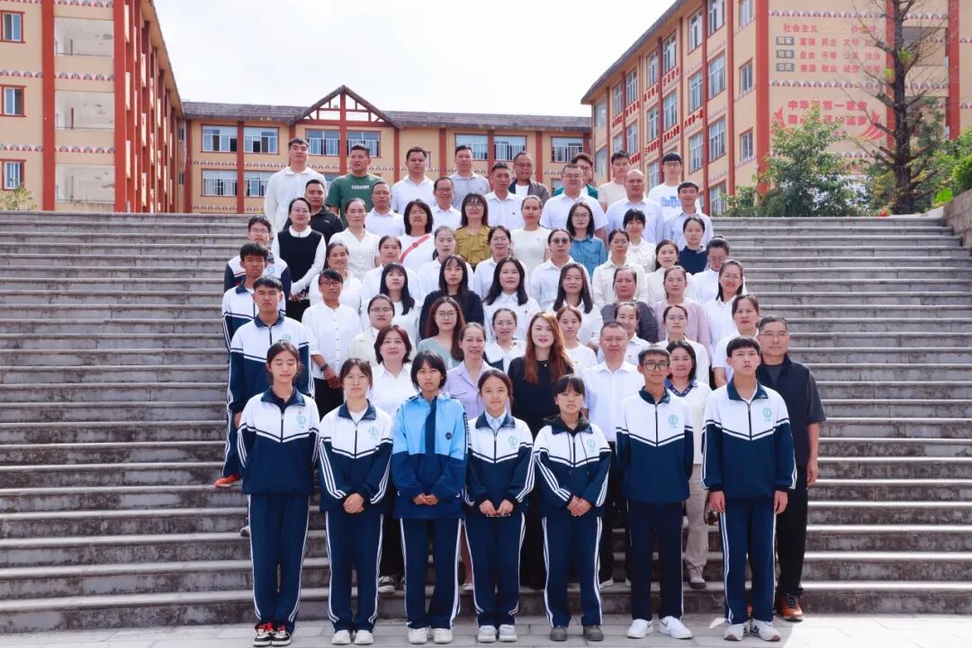 “向日葵”人才振兴计划授牌仪式暨奖助学金、奖教金发放仪式在绿春县高级中学举行
