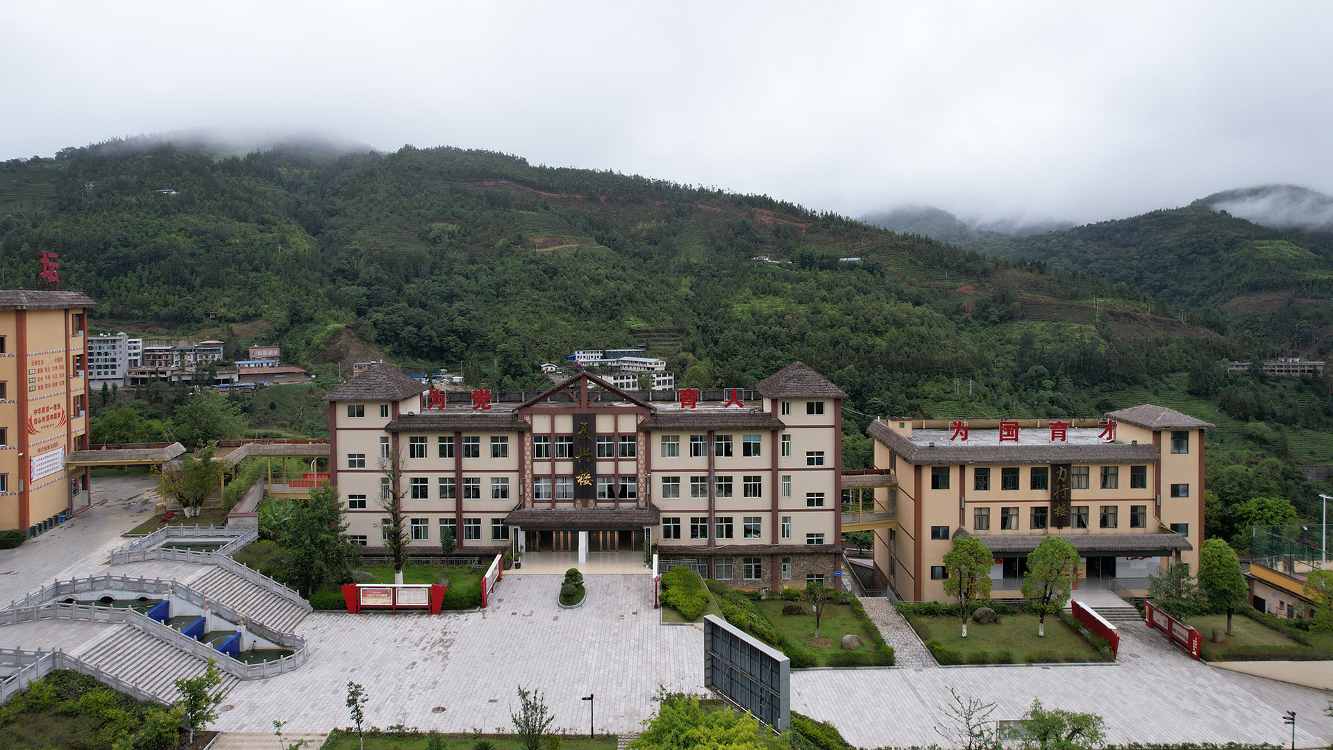 从此,雨季不再是难题 —— 一所边疆中学与“晨兴桥”连廊的故事